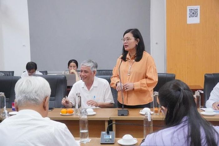 PGS.TS.BS Hoàng Thị Diễm Tuyết - Giám đốc Bệnh viện Hùng Vương chia sẻ tại buổi làm việc. Ảnh: Nhật Thành