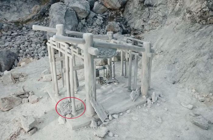 Trước đó, nghệ sĩ thị giác Lê Giang đã chỉ ra bối cảnh xuất hiện ở đoạn cuối sản phẩm có nhiều điểm tương đồng với tác phẩm sắp đặt Tàn Chỉ (Vestige of the Land, 2017) của cô.