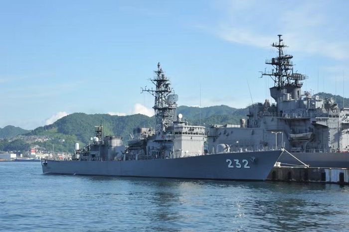 Tàu hộ vệ Abukuma có lượng giãn nước 2.000 tấn, chỉ được trang bị 1 hệ thống pháo bắn nhanh Phalanx và thiếu tên lửa phòng không. Con tàu cũng không có hangar và chủ yếu dựa vào các phương tiện tích hợp để thực hiện chức năng chống tàu ngầm.