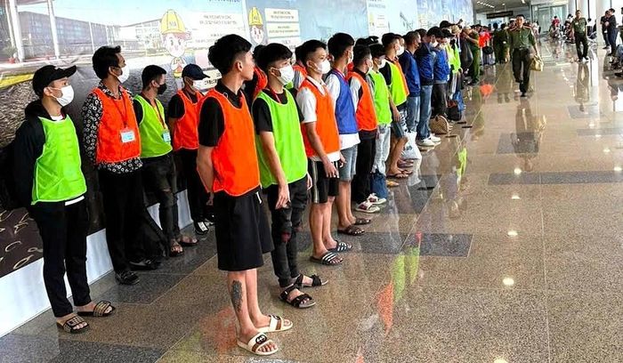Một số đối tượng lừa đảo xuyên Quốc gia bị bắt giữ ngay tại sân bay. Ảnh: Công an Nghệ An.