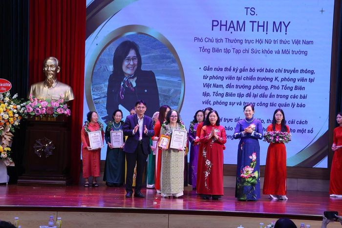 Bà Bùi Thị Minh Hoài, Ủy viên Bộ Chính trị, Bí thư Trung ương Đảng, Bí thư Đảng ủy MTTQ, các đoàn thể Trung ương, Chủ tịch Ủy ban Trung ương MTTQ Việt Nam biểu dương Nữ trí thức Việt Nam tiêu biểu. Ảnh: Văn Điệp