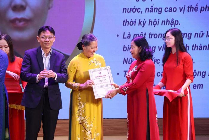 Bà Bùi Thị Minh Hoài, Ủy viên Bộ Chính trị, Bí thư Trung ương Đảng, Bí thư Đảng ủy MTTQ, các đoàn thể Trung ương, Chủ tịch Ủy ban Trung ương MTTQ Việt Nam trao tặng bằng khen cho các nữ trí thức Việt Nam tiêu biểu. Ảnh: Văn Điệp
