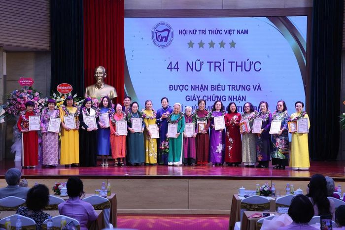 Bà Bùi Thị Minh Hoài, Ủy viên Bộ Chính trị, Bí thư Trung ương Đảng, Bí thư Đảng ủy MTTQ, các đoàn thể Trung ương, Chủ tịch Ủy ban Trung ương MTTQ Việt Nam biểu dương Nữ trí thức Việt Nam tiêu biểu. Ảnh: Văn Điệp