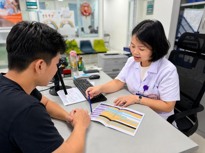 BSCKII Nguyễn Nguyên Huyền - Giám đốc Trung tâm Phòng, chống dịch, Bệnh viện Bệnh Nhiệt đới Trung ương tư vấn cho người dân.