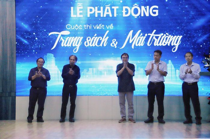 Các đại biểu thực hiện nghi thức phát động cuộc thi.