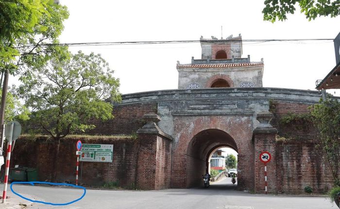 Hố bom nơi liệt sĩ được chôn tập thể nằm dưới lòng đường Tôn Thất Thiệp (khu vực đánh dấu màu xanh) giao với đường Thái Phiên và Cửa Chánh Tây, Kinh thành Huế. Ảnh: Lê Sáu.