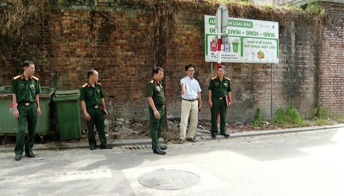Đoàn công tác Bộ CHQS thành phố Huế và ông Lê Văn Lượt khảo sát thực tế khu vực mộ tập thể. Ảnh: Lê Sáu.
