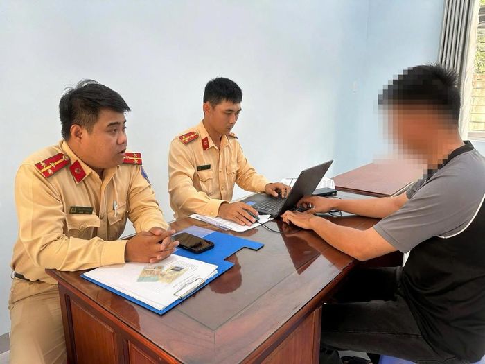 Lực lượng CSGT, Công an tỉnh Quảng Ngãi làm việc với tài xế anh N.V.T. Ảnh: CA Quảng Ngãi.