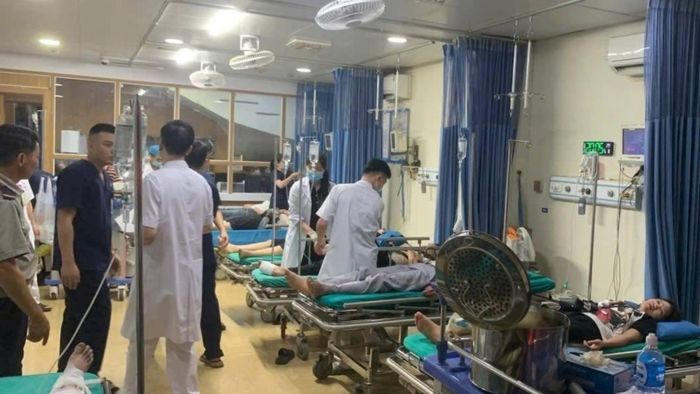  Các nạn nhân được đưa đến Phòng khám Đa khoa Hùng Vương Chân Mộng cấp cứu. 