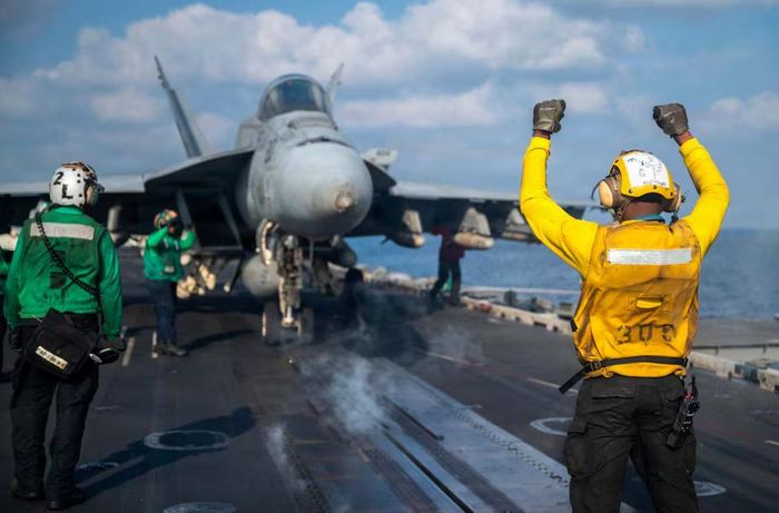 Tiêm kích F/A-18E Super Hornet trên boong tàu USS Abraham Lincoln hồi tháng 3-2026. Ảnh: HẢI QUÂN MỸ