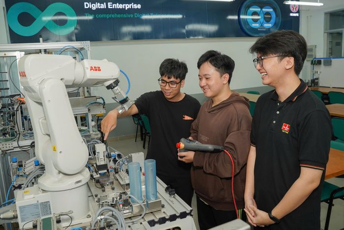 Nguồn nhân lực chất lượng cao sẽ tạo ra cuộc “cách mạng kép” chuyển đổi sâu sắc tư duy quản trị của bộ máy TP.HCM trong kỷ nguyên phát triển mới. Ảnh: THUẬN VĂN
