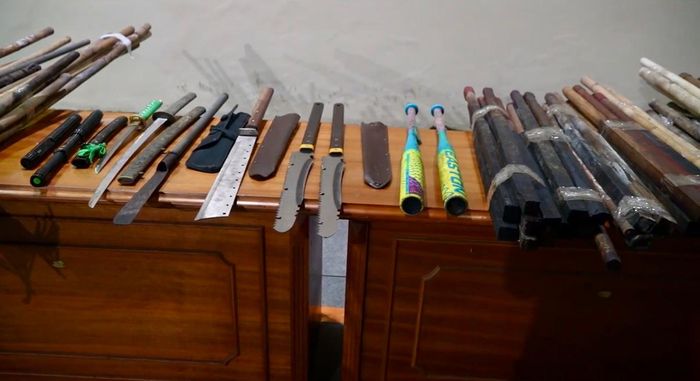  Số lượng lớn hung khí bị thu giữ. Ảnh: CA 