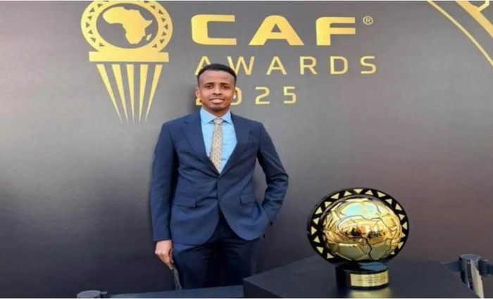 Trọng tài Omar Abdulkadir Artan từng nhiền lần nhận giải của LĐBĐ châu Phi. Ảnh:G.N