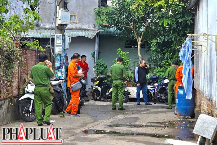  Lực lượng chức năng phong tỏa hiện trường căn nhà xảy ra cháy tại phường Linh Xuân để khám nghiệm, điều tra nguyên nhân vụ việc khiến một người tử vong. Ảnh: PHẠM HẢI 