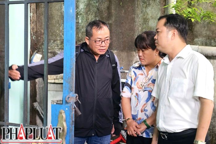 Lãnh đạo phường Linh Xuân nghe lực lượng chức năng báo cáo diễn biến vụ cháy. Ảnh: PHẠM HẢI