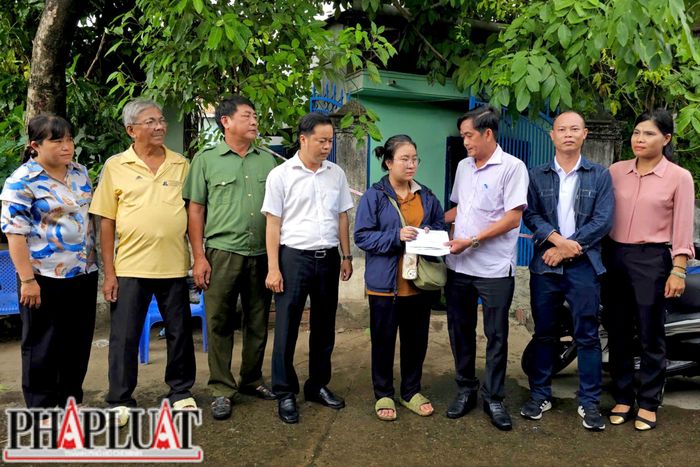 Lãnh đạo phường Linh Xuân thăm hỏi, động viên và trao hỗ trợ cho gia đình nạn nhân tử vong trong vụ cháy xảy ra tại khu phố 34. Ảnh: PHẠM HẢI