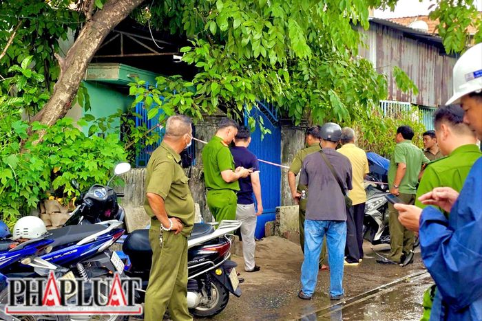 Lực lượng chức năng phong tỏa hiện trường, điều tra nguyên nhân vụ cháy tại phường Linh Xuân khiến một người tử vong. Ảnh: PHẠM HẢI