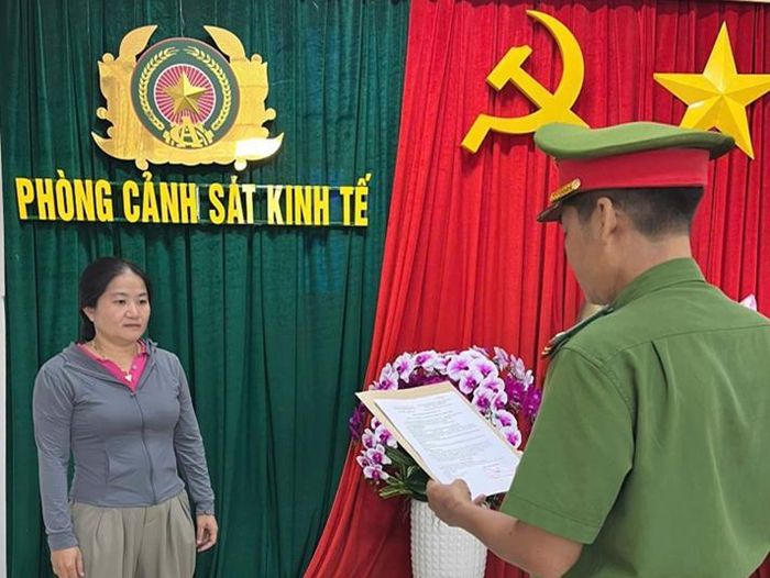 Công an tống đạt quyết định khởi tố đối với bà Hiệp. Ảnh: C.A