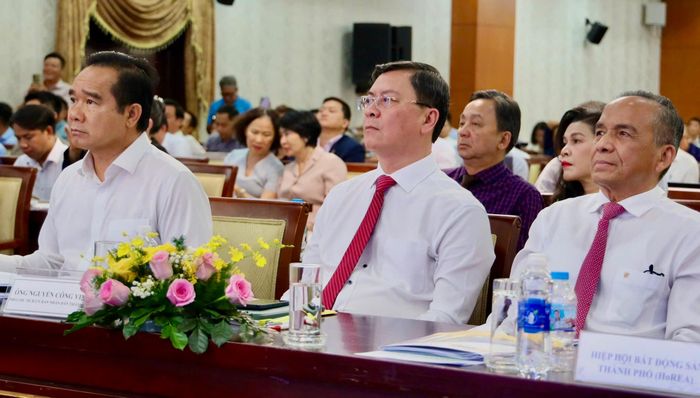  Chủ tịch UBND TP.HCM Nguyễn Văn Được (bìa trái) và Phó Chủ tịch UBND TP Nguyễn Công Vinh (giữa) tại hội nghị. Ảnh: NC 