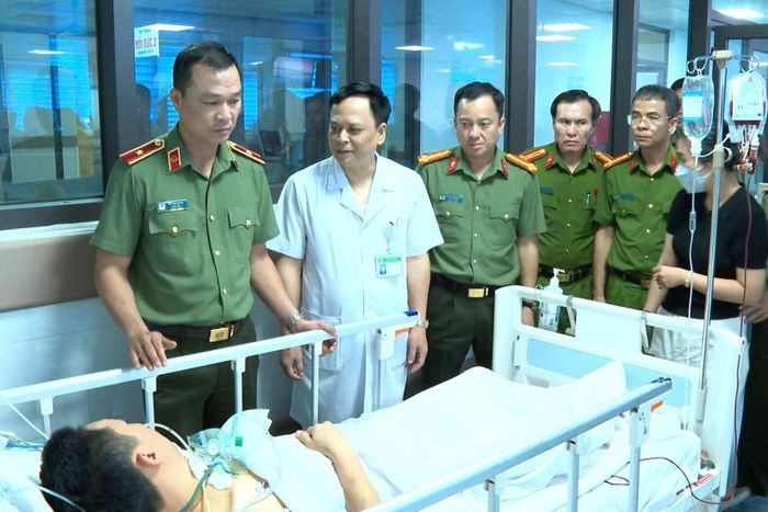  Thiếu tướng Tô Anh Dũng, Giám đốc Công an tỉnh Thanh Hóa thăm hỏi, động viên Trung tá Phạm Ngọc Khánh và gia đình. ẢNH: TRUNG HƯNG 