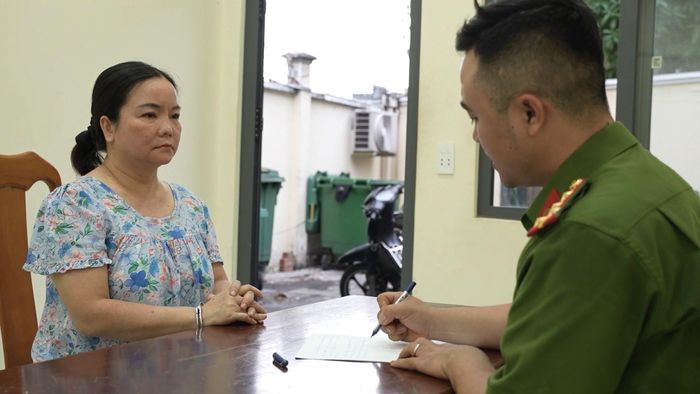  Bà Dung thừa nhận hành vi phái người theo dõi, đập phá xe, cản trở giao thông nếu các chủ vựa cua, đơn vị vận chuyển không vào chành của mình. Ảnh: CA 