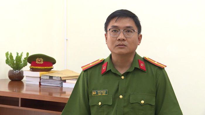  Thiếu tá Trần Thanh Hậu thông tin về vụ án. Ảnh: CA 
