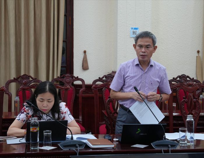  Cục trưởng Cục Bổ trợ tư pháp Lê Xuân Hồng báo cáo tại cuộc họp. Ảnh: Hoàng Huy 