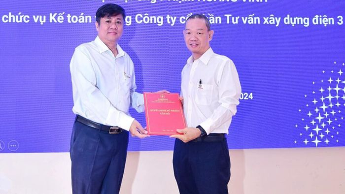 Ông Nguyễn Như Hoàng Tuấn trao quyết định bổ nhiệm lại Kế toán trưởng Phạm Hoàng Vinh thời điểm năm 2024. Ảnh: TV3.