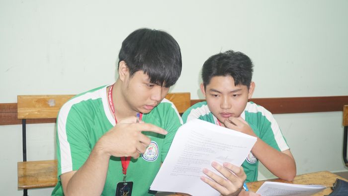 Học sinh lớp 12 Trường THPT Nguyễn Tất Thành trong một giờ học. Ảnh: NGUYỄN QUYÊN