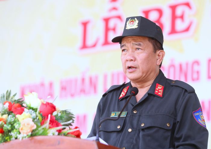  Đại tá Nguyễn Tấn Phúc, Trung đoàn trưởng Trung đoàn CSCĐ Đông Nam TP.HCM phát biểu tại lễ bế giảng. 