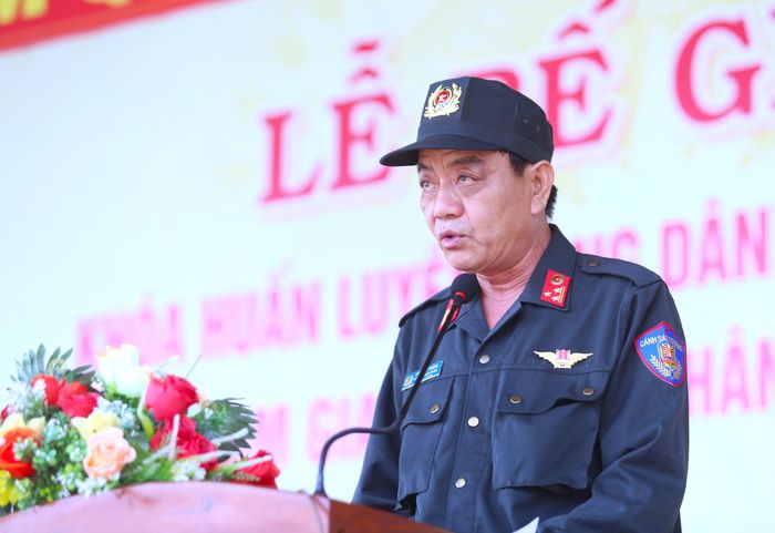  Thượng tá Đinh Bạt Tráng, Phó Trung đoàn trưởng Trung đoàn CSCĐ Đông Nam TP.HCM báo cáo kết quả huấn luyện. 