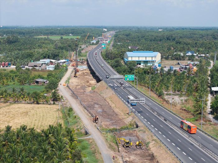 Để đáp ứng đủ nguồn vật liệu, doanh nghiệp dự án kiến nghị các địa phương có nguồn vật liệu như Vĩnh Long, Đồng Tháp đẩy nhanh việc hỗ trợ cấp mỏ trực tiếp cho nhà thầu theo cơ chế đặc thù