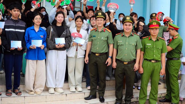 Trung tá Trương Văn Quốc, Trưởng Ban thanh niên Công an tỉnh trao tặng 6 suất học bổng cho các em học sinh có hoàn cảnh khó khăn. Ảnh: CAAG