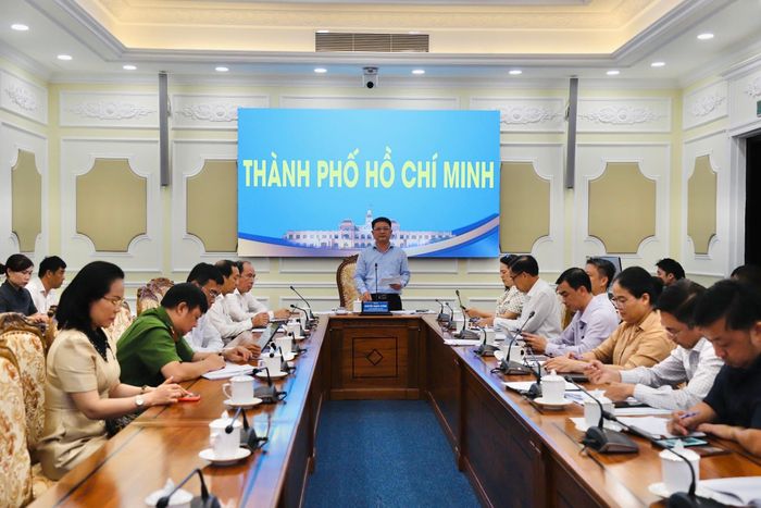 Phó Chủ tịch UBND TP.HCM Nguyễn Mạnh Cường làm việc với Sở Y tế TP.HCM về tình hình triển khai Đề án tổ chức khám sức khỏe định kỳ, khám sàng lọc cho người dân thành phố. Ảnh: THẢO PHƯƠNG