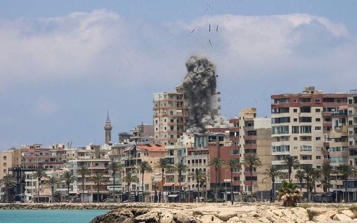  Khói bốc lên sau cuộc không kích của Israel tại TP Tyre (miền nam Lebanon) ngày 9-6. Ảnh: AFP 