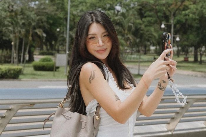  Dù không hoạt động trong lĩnh vực giải trí, Hạt Mít có mối quan hệ thân thiết với nhiều gương mặt nổi tiếng của Vbiz như Tóc Tiên, MLee, Ngọc Thảo... Nhóm bạn thường xuyên xuất hiện cùng nhau trong các sự kiện, hoạt động đời thường và ủng hộ lẫn nhau trong công việc cũng như cuộc sống.