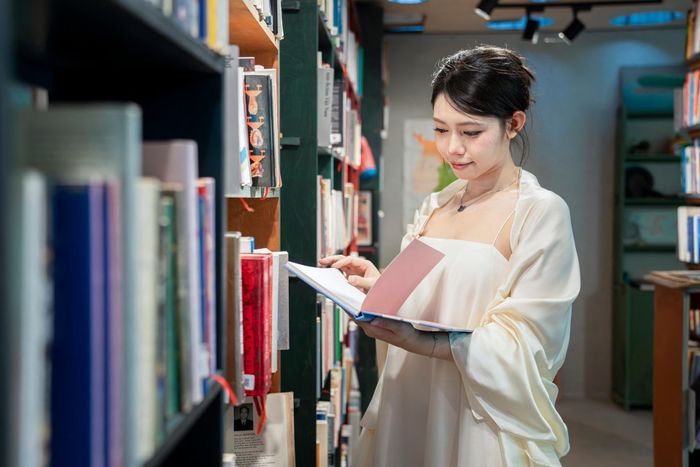  Với cộng đồng độc giả của Hộp, nơi đây nhuốm màu lãng mạn. Với Lê Tuấn, Hộp đại diện cho sự mâu thuẫn của chính anh. Làm kinh doanh, anh cũng muốn hiệu sách mình phát triển; nhưng mặt khác, anh muốn Hộp vẫn ở khu vườn này, dù vị trí không dễ tìm với độc giả. Anh cũng muốn sự bày trí gọn gàng, dễ tìm; nhưng đôi khi cũng muốn hiệu sách luộm thuộm một chút, bày bừa một chút, bởi việc tìm sách có lẽ cũng không cần gọn gàng tới thế. 