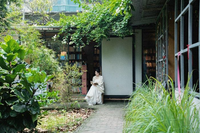  “Nếu thành phố không có hiệu sách thì sẽ rất buồn”, Lê Tuấn từng nói vậy trong một bài phỏng vấn. Sắp tới, Hộp sẽ dời đến một nơi mới, khung cảnh và sắp đặt hiệu sách cũng thay đổi ít nhiều. Nhưng thật may, Hộp vẫn được nuôi dưỡng bởi những người còn muốn thành phố có những hiệu sách. Dù vật đổi sao dời, dù cuộc sống có trải qua những biến thiên, khi biết rằng trong thành phố vẫn còn những hiệu sách đủ bao dung cho những mơ mộng, những lang thang, những suy nghĩ vu vơ, ý niệm ấy cũng đủ khiến một vài người thấy cuộc sống vẫn còn vài điều sinh động, lấp lánh. 