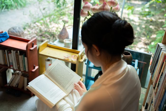  Nghĩ tới Hộp, độc giả nghĩ tới những cuốn sách thú vị về văn chương mà nơi khác ít có. Người ta cũng tin vào gu đọc của Hộp, của chủ tiệm. Nhưng Lê Tuấn kể rằng có thời anh mua sách văn chương mà chỉ để đó không đọc, vì anh thấy văn chương chưa cho mình những câu trả lời về vấn đề mình muốn. Dần dà, anh thấy đôi khi việc thấu hiểu thế giới không nằm ở những câu trả lời rạch ròi. Văn chương cho người đọc những cách hiểu khác. 
