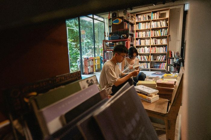  Hộp hay có khách đường xa ghé thăm. Thỉnh thoảng, Hộp đón chào một vị khách từ miền Nam tới chơi trong chuyến du lịch vài hôm tại Hà Nội; có khi lại là một khách nước ngoài chỉ lưu lại Việt Nam trong thời gian ngắn. Những vị khách ấy đều khiến Lê Tuấn bất ngờ. Đôi lúc, có cả những vị khách ghé thăm vì tò mò, vì “đi lạc”, vì vô tình trên đường đi một công việc mà thấy không gian kỳ lạ mà dừng lại, quan sát, tò mò, ngắm nghía. 