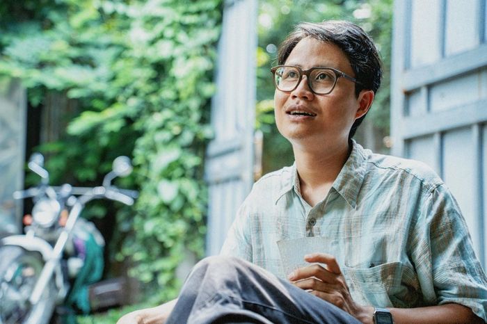  Hộp ra đời cũng bởi những bất ngờ và những lang thang vô tình như thế của Lê Tuấn. Khoảng năm 2017, Lê Tuấn thường xuyên "la cà" ở những hiệu sách cũ hoặc ở thư viện. “Những hiệu sách có thể rất lộn xộn, lung tung, tôi cũng không biết hiệu sách sẽ có quyển gì, nhưng tôi thích cảm giác đi tìm. Mà một hiệu sách cũ, hôm trước hôm sau thôi mình vào nó đã khác, vì có thể một lô sách cũ vừa về”, Lê Tuấn nói. 