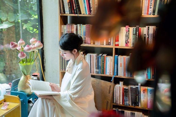  Quả thực, độc giả của Hộp cũng giống như tính cách Hộp. “Độc giả của Hộp thích cái yên tĩnh, thoáng đãng, những cây xanh, không khí với sách vở, thích văn chương, có một nhu cầu tìm kiếm một không gian cho tinh thần. Những người vẫn còn chút mơ mộng, vì không mơ mộng thì họ cũng không bỏ thời gian đi đường xa tới Hộp”, Lê Tuấn nói. 