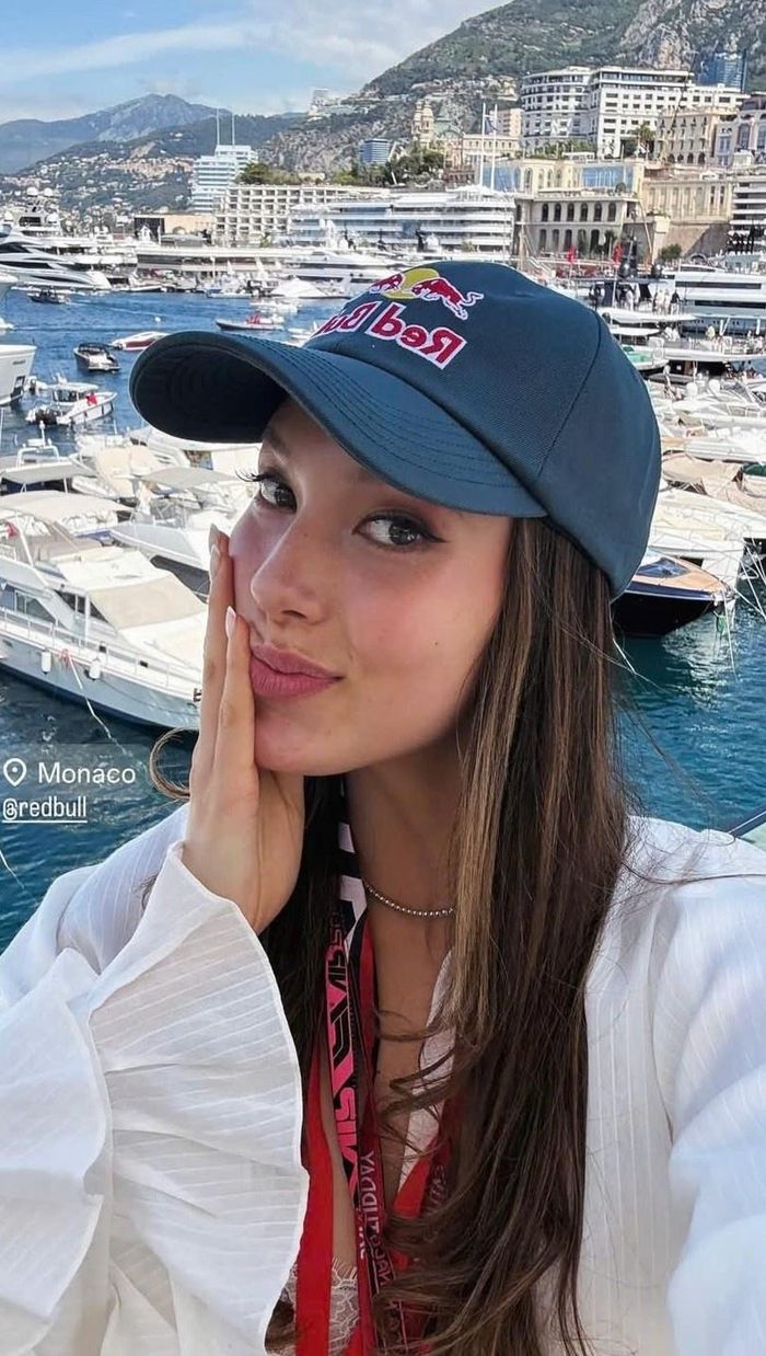Lily Muni, bạn gái của Alex Albon, cũng gây chú ý khi xuất hiện tại trường đua với phong cách năng động. Cô chọn áo khoác trắng dáng rộng, tay bồng, phối cùng áo ren bên trong, tạo tổng thể nhẹ nhàng và hài hòa, kết hợp vòng cổ bạc mảnh và mũ lưỡi trai Red Bull màu xanh đậm. Sinh ra tại Trung Quốc, Lily hiện là golfer thi đấu tại LPGA. Cô từng học truyền thông tại Đại học Nam California trước khi chuyển sang thi đấu chuyên nghiệp năm 2017. Ảnh: @lilymhe/IG.