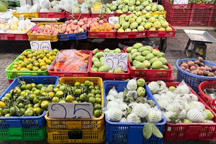 Nhiều loại trái cây như quýt, xoài cát Cao Lãnh đang có giá rẻ hơn các loại rau tươi tại chợ. Ảnh: Anh Nguyễn.