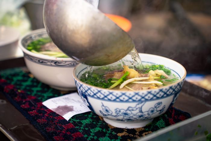 Dù đã gắn bó với nghề nhiều năm, Hương thừa nhận bán phở là công việc không hề nhẹ nhàng. Ngày làm việc bắt đầu từ sáng sớm và thường chỉ kết thúc khi đã khuya. Những hôm đông khách, cả gia đình gần như không có nhiều thời gian nghỉ ngơi. Tuy vậy, cô dần tìm thấy niềm vui trong công việc tưởng chừng lặp đi lặp lại mỗi ngày. Từ việc chuẩn bị nguyên liệu, canh nồi nước dùng đến phục vụ khách, mọi thứ trở thành một phần quen thuộc trong cuộc sống. Với Hương, việc được gặp gỡ khách hàng mỗi ngày và tiếp tục duy trì nghề gia đình chính là động lực để gắn bó với quán phở suốt những năm qua.