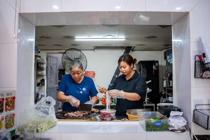Quán phở của gia đình Hương có nguồn gốc từ Nam Định, bắt đầu từ thời ông cố gánh phở đi bán. Công thức nước dùng do chính ông nghiên cứu và truyền lại qua nhiều thế hệ. Dù xuất phát từ phở Nam Định, hương vị đã được điều chỉnh để phù hợp với khẩu vị người Hà Nội.