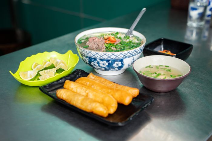 Để có một bát phở hoàn chỉnh, nhiều công đoạn phải được chuẩn bị từ ngày hôm trước. Xương và thịt được sơ chế, hầm liên tục khoảng 24 giờ. Trong số các khâu, việc luộc thịt bò được Hương đánh giá là khó nhất vì ảnh hưởng trực tiếp đến chất lượng bát phở. Thịt cần đủ mềm, giữ được độ mọng nước nhưng không bị bở hay khô.