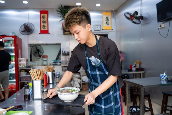 Tiếp quản quán từ giai đoạn 2020-2022, Hương bắt đầu đưa vào một số thay đổi trong cách vận hành. Quán sử dụng hệ thống gọi món điện tử để hạn chế nhầm lẫn, đồng thời tham gia các nền tảng giao đồ ăn nhằm phục vụ nhóm khách hàng mới. Sau vài năm tích lũy kinh nghiệm quản lý và vận hành, tháng 4/2026, cô mở thêm cơ sở thứ 2 tại khu vực Trung Văn (phường Đại Mỗ). Việc mở rộng không chỉ nhằm tăng doanh thu mà còn giúp thương hiệu gia đình tiếp cận thêm nhiều khách hàng.
