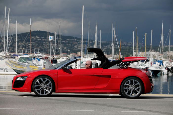  Trước đây, Audi R8 Spyder được phát triển qua 2 thế hệ đều sử dụng cơ cấu đóng mở mui bằng bạt. Điều này giúp giảm trọng lượng cũng như hạ thấp trọng tâm của xe tối ưu hơn so với cơ cấu mui cứng. 