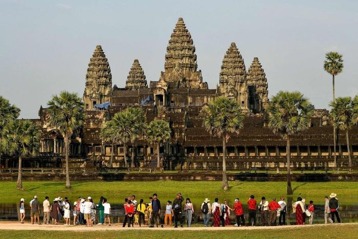 Du khách tham quan quần thể đền Angkor Wat, tỉnh Siem Reap, Campuchia. Ảnh: SCMP.